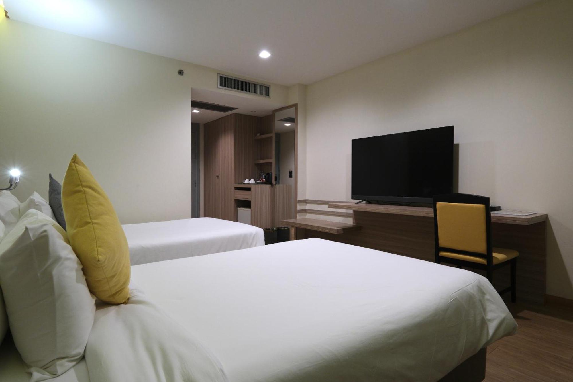 โรงแรมบุษราคัม 4*