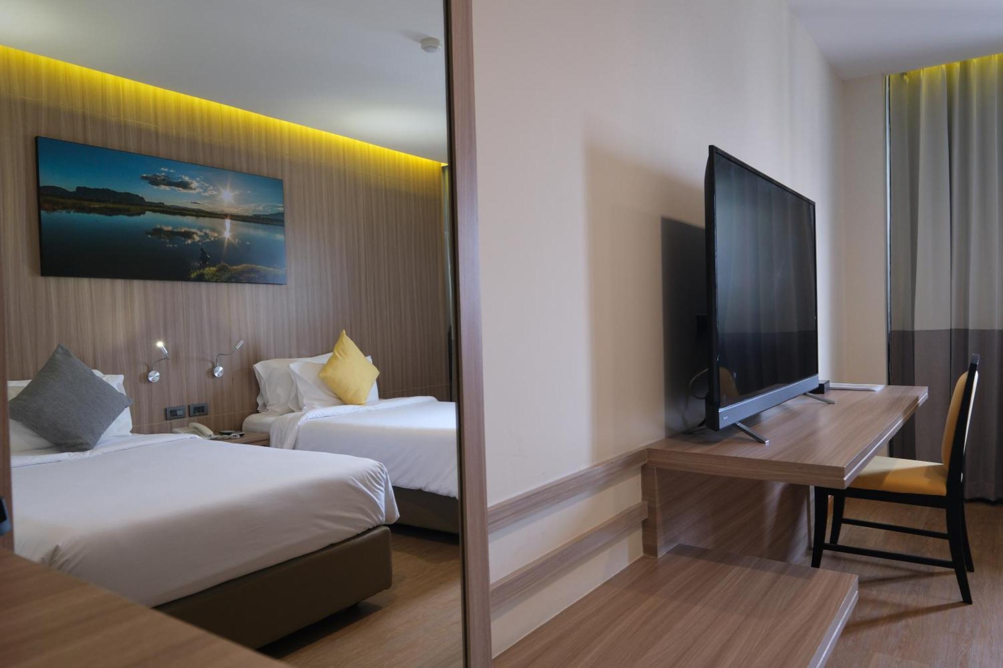 โรงแรมบุษราคัม โรงแรม 4*