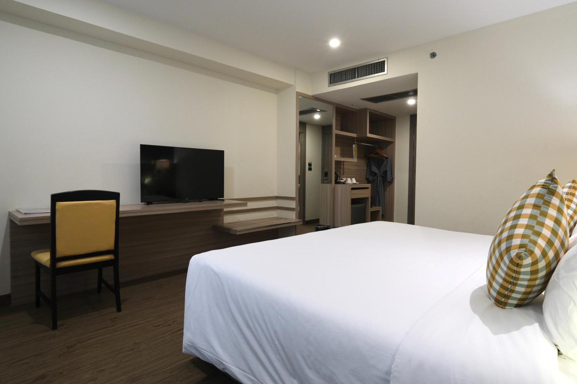 โรงแรม โรงแรมบุษราคัม 4*