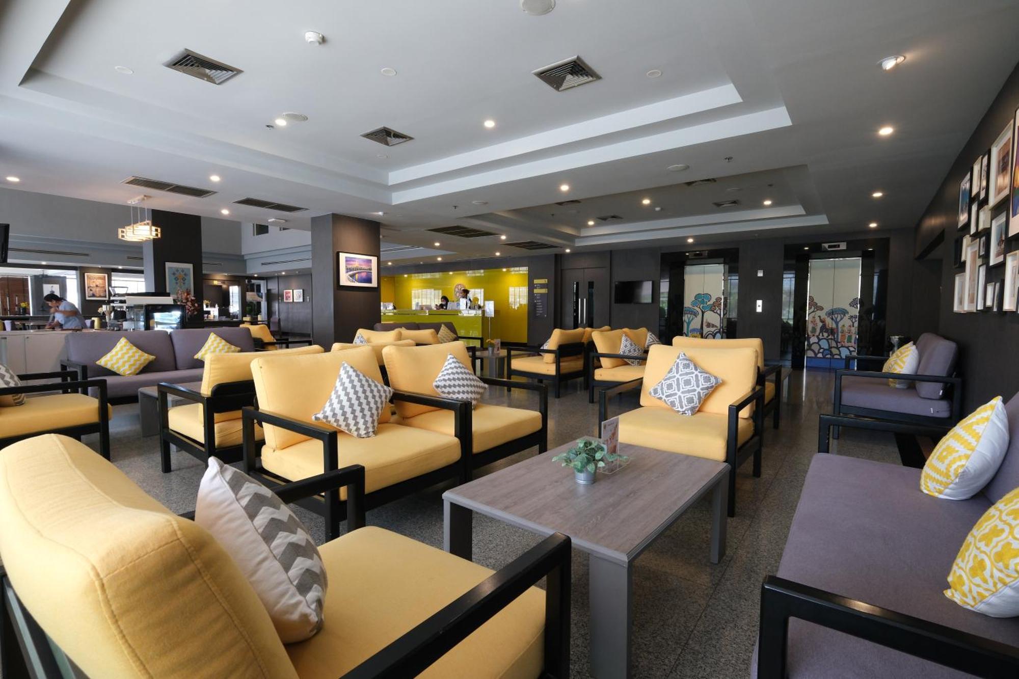 โรงแรม โรงแรมบุษราคัม 4*