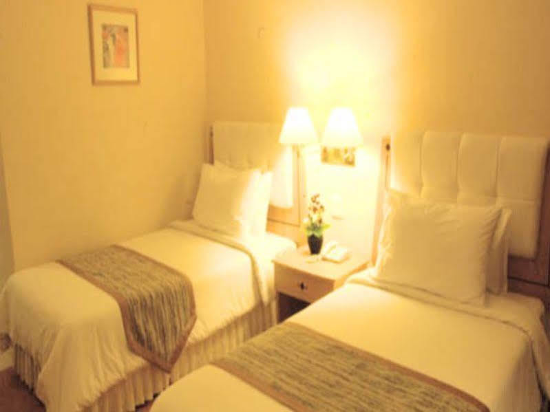 โรงแรม โรงแรมบุษราคัม 4*